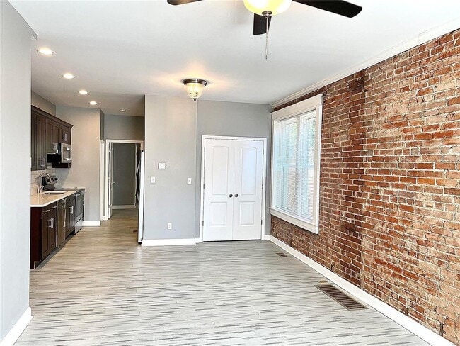 Building Photo - 5011 Devonshire Ave Unit D