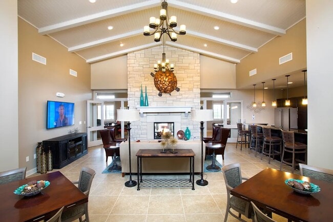 Mejora tu estilo de vida en SunStone at Fox Ridge, que cuenta con una elegante sala de estar perfecta para relajarse y socializar. Las modernas comodidades y la decoración con estilo crean un ambiente acogedor. ¡Descubre tu nuevo hogar hoy mismo!