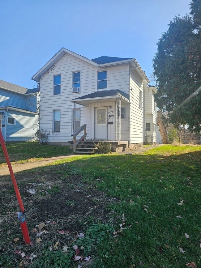 Building Photo - 1215 1/2 E 12th St Unit 1215 E 12th St