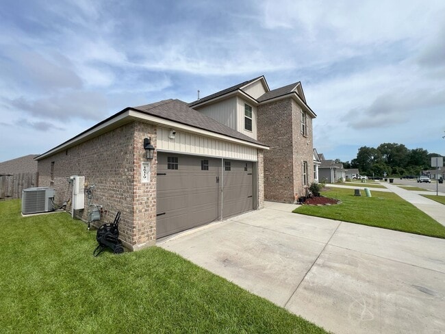 Photo - Stunning 4-Bedroom Home in Zachary's Mirav...