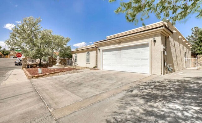 Photo - Short Term leases optionn4 Bedrooms 3 baths( near by Sunland Park Dr & Mesa St)