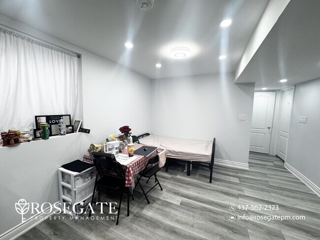Photo - Bright 1 Bedroom + Den (Usable as 2nd Bedroom) Basement Apartment with Parking Unité 2