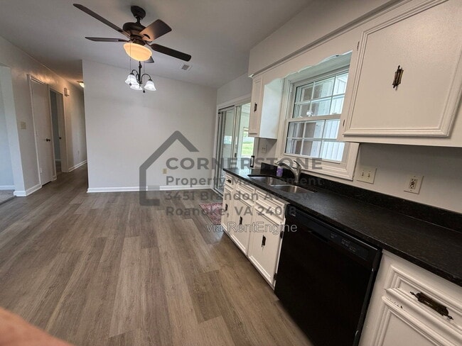 Photo - 1103 Lakeview Pl