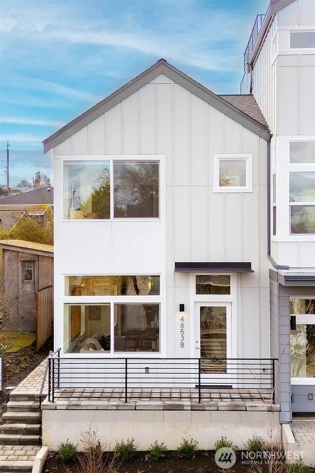 Building Photo - Seward Park Modern 2-Bedroom Home