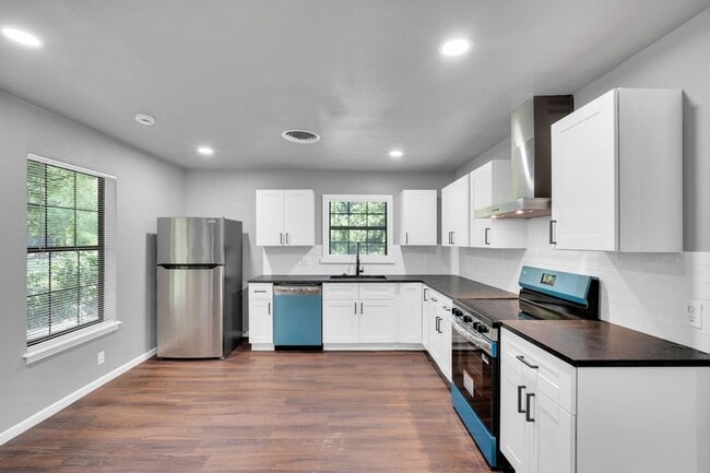 Photo - 772 Fernwood St