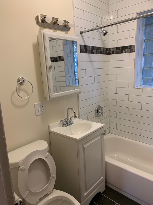 Photo - 2110 N Saint Louis Ave Unidad 2