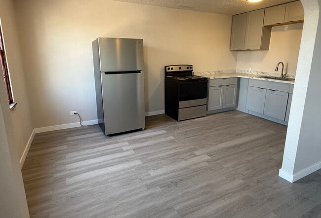 Building Photo - Renovated 1 Bedroom Available Now! All Uti... Unit APT 4