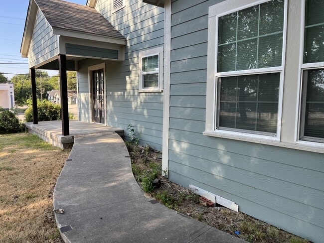 Photo - 1512 Live Oak St