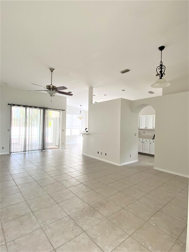 Photo - 880 NW Waterlily Pl