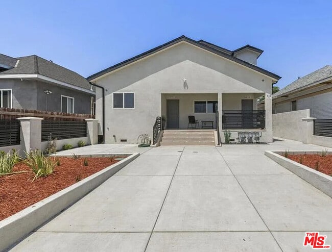 Building Photo - 731 E 33rd St Unit 1/2