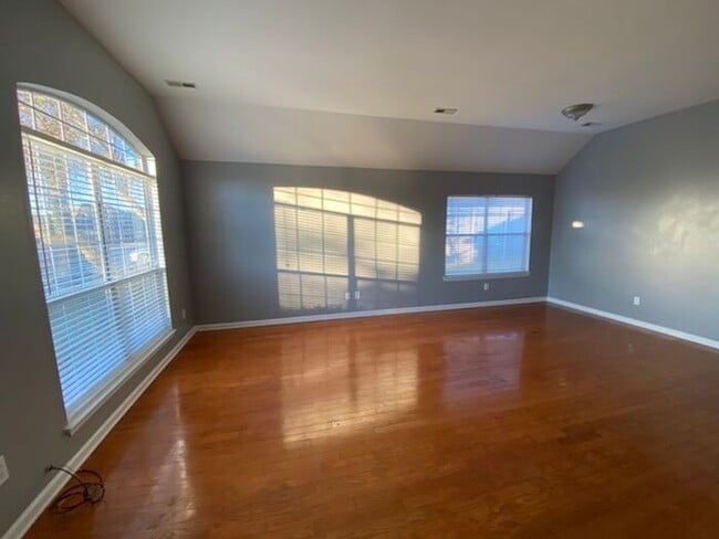 Photo - Fenced Yard!