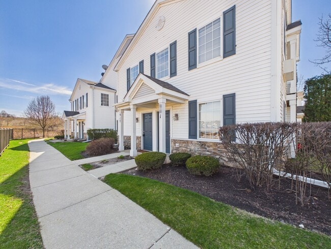 Building Photo - 917 Silverstone Dr Unit 917