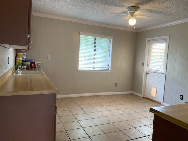 Kitchen - 137 Lullwood Dr