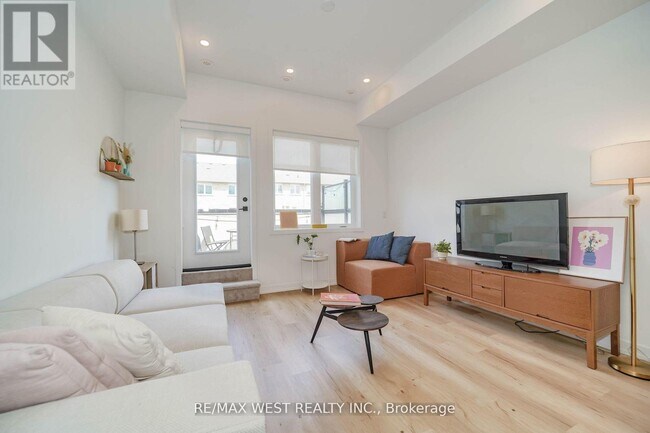 Photo - 3686 St Clair Ave E