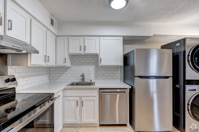 3BR, 2BA - 1100SF