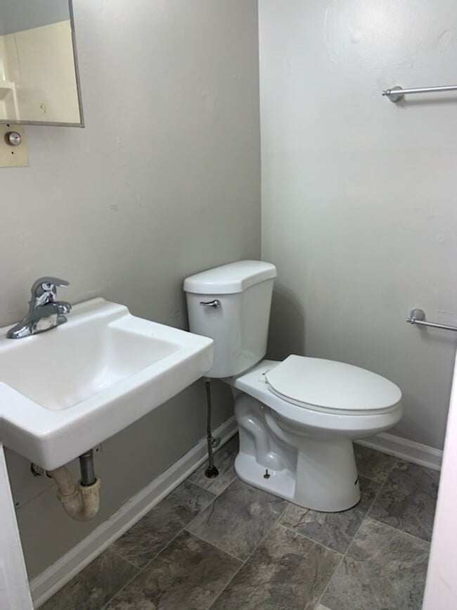 Photo - 176-176 E High St Unidad 174