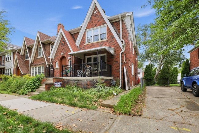 884 Beaconsfield Ave
