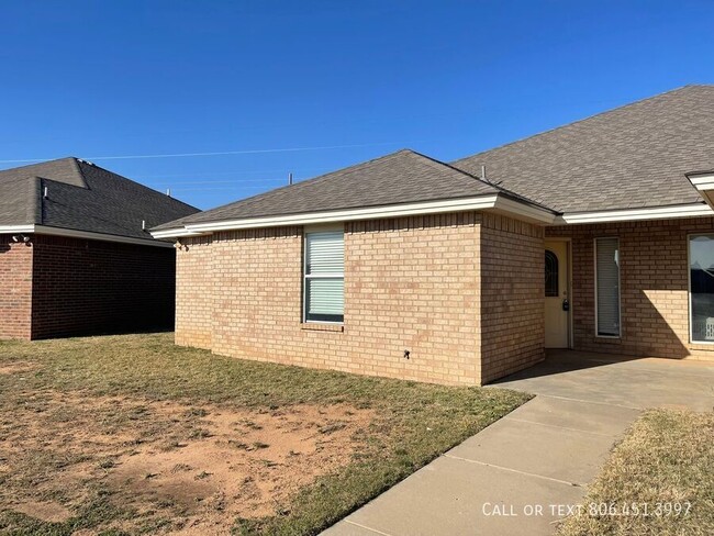 3 bed, 3 bath with large back yard! - 3 bed, 3 bath with large back yard! House