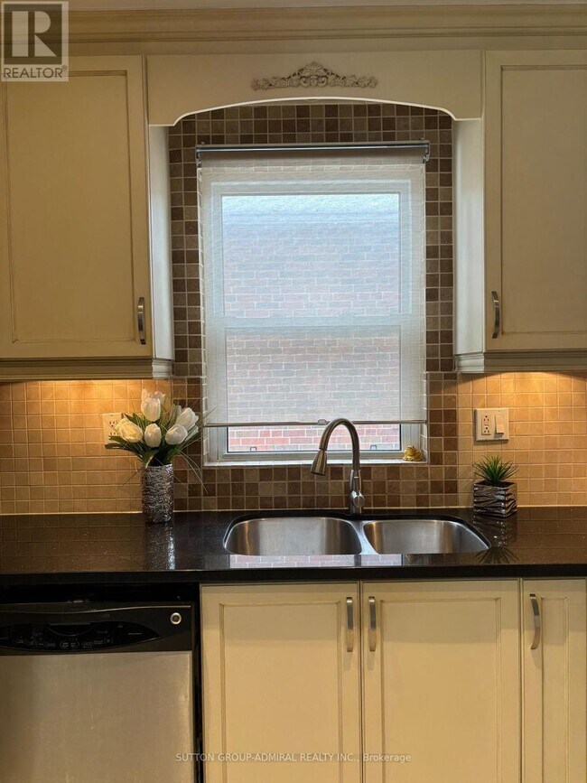 Photo - 138 Poyntz Ave