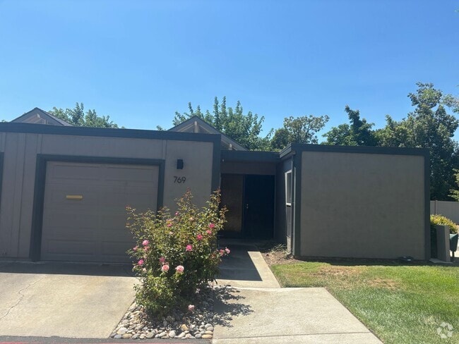 Building Photo - Lovely, 2 Bedroom 1.5 bath townhome nestle...