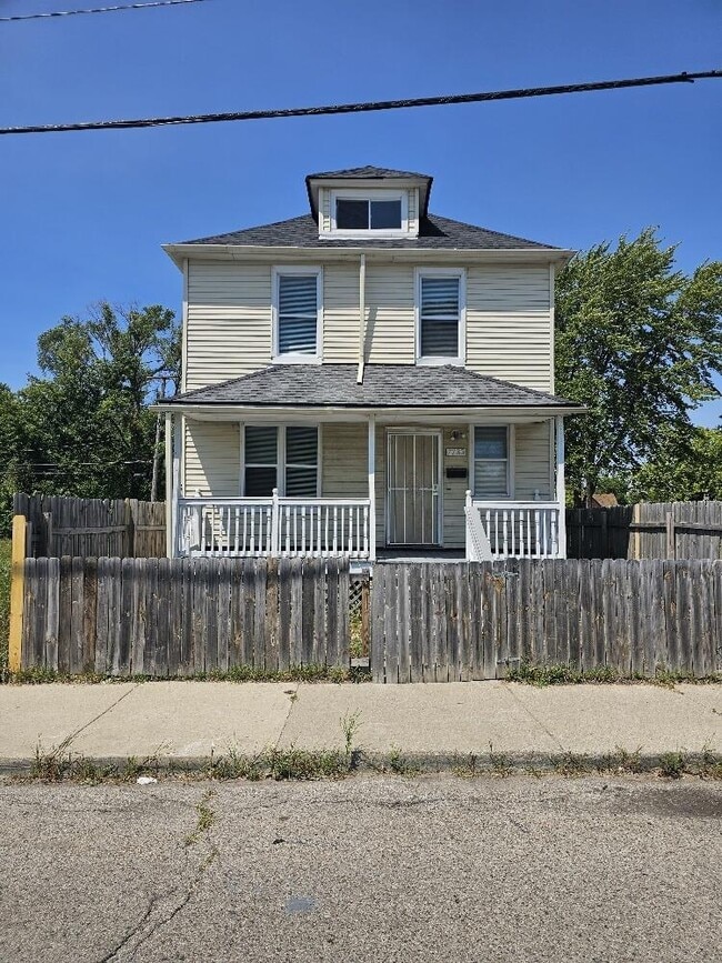 Building Photo - 7733 E Forest Ave