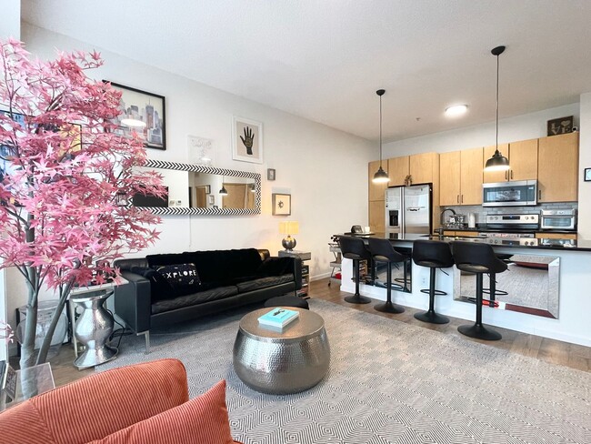 LIVE THE URBAN LIFESTYLE IN LUXURY! Availa... - LIVE THE URBAN LIFESTYLE IN LUXURY! Availa... House