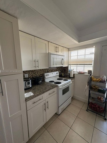 Building Photo - 11840 NE 19th Dr Unit 14
