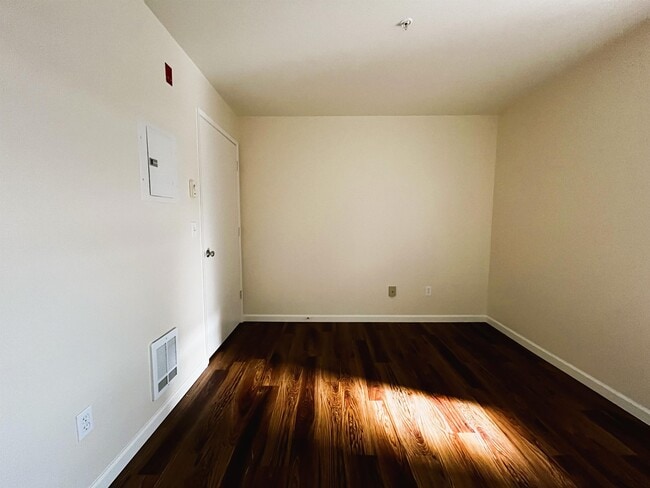 Photo - Lee Court
