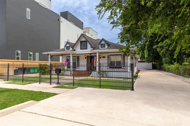 Photo - 1535 W 25th St