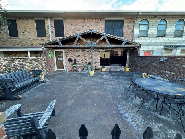Photo - 310 E Calhoun St
