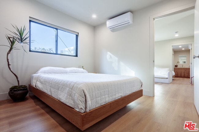 Photo - 859 N Mansfield Ave Unidad 6902