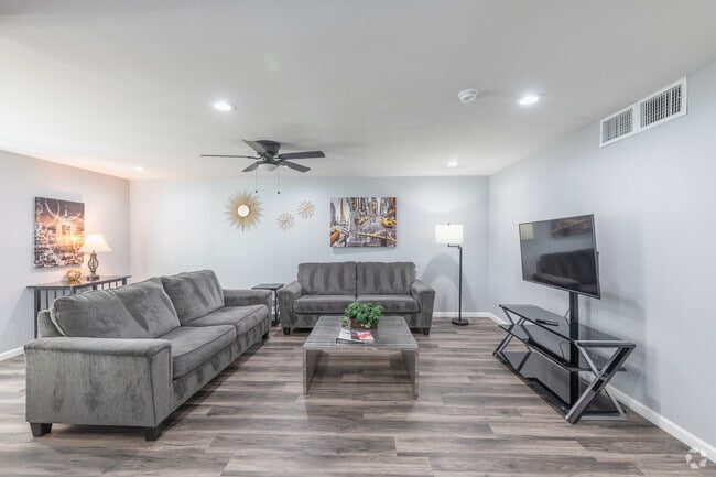 2BR, 2BA - 1,000SF - Living Room