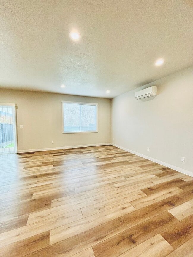 Photo - 2434 Leonard Ln