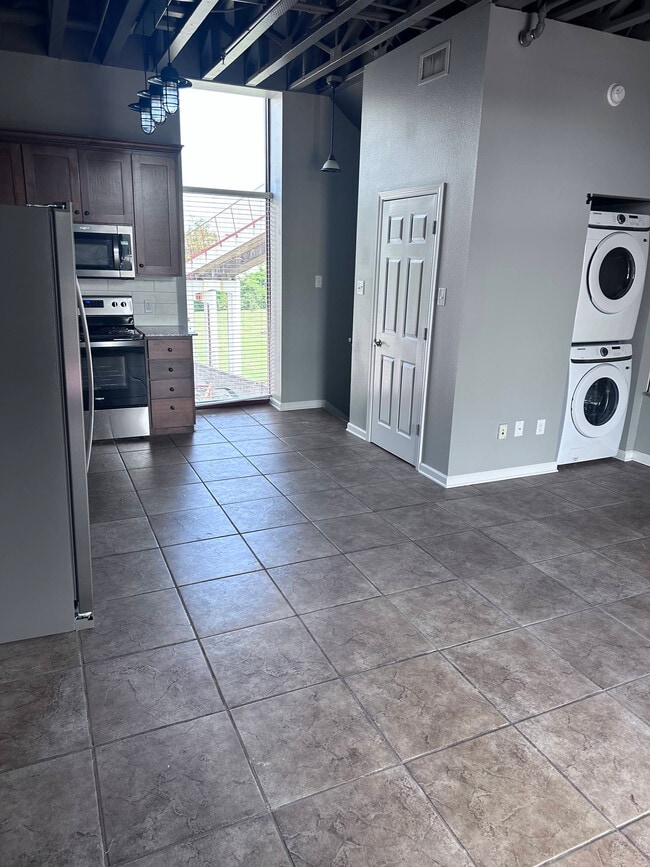 Photo - 320-330 Griffith St