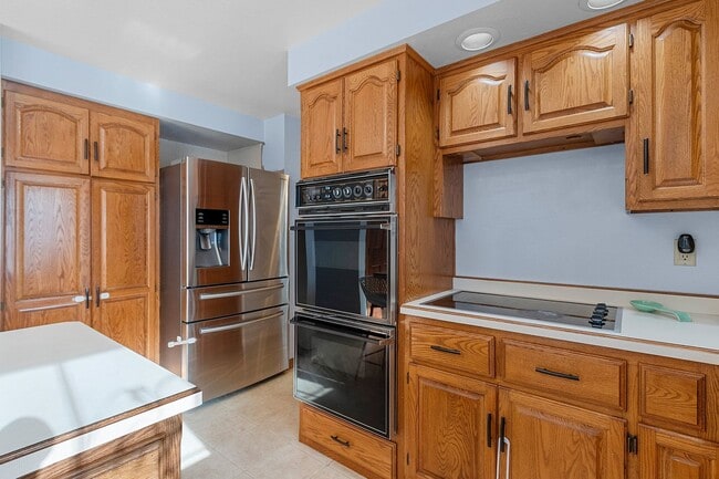 Photo - 5 BEDROOM 4.5 BATH PRIVATE BACKYARD