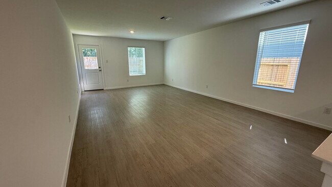 Photo - 913 Pertuso Ln