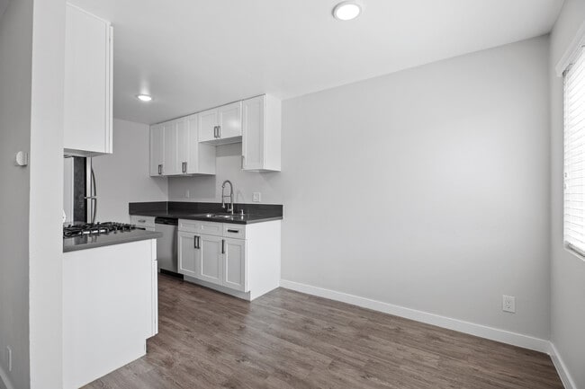 Photo - 844 W 164th St