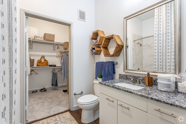 1BR, 1BA - 712SF A1 - Bathroom and Closet