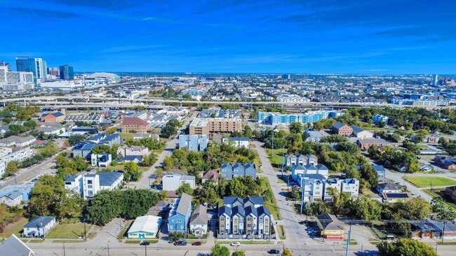 Photo - 2524 Live Oak St