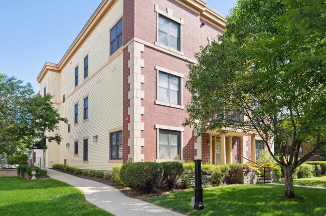 Building Photo - 1 BR/1 BA Crocus Hill Charmer! Unit 8