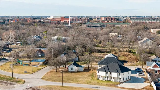 Photo - 645 N McCart St Unidad 5