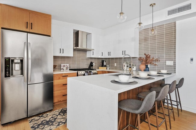 Photo - 530 W 17th St