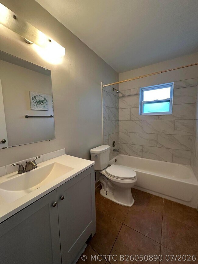 Photo - 641 W 9th St Unit 1