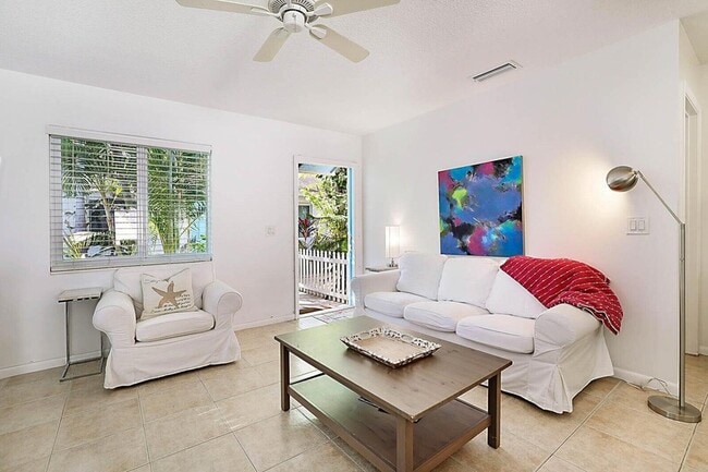 Photo - 338 NE 7th Ave