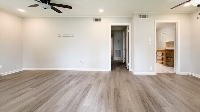 Photo - 7007 Housman