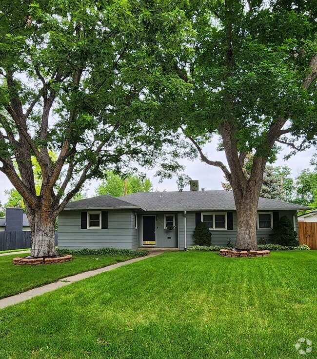 Building Photo - Beautiful Englewood Ranch Style home!