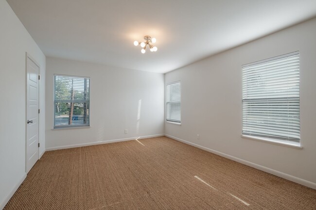 Photo - Spacious Mid-Century Charmer with Screened-In Balcony Unidad D