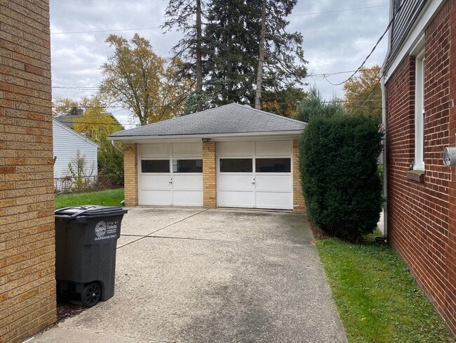Detached Garage - 3712 Douglas Rd Unit Upper