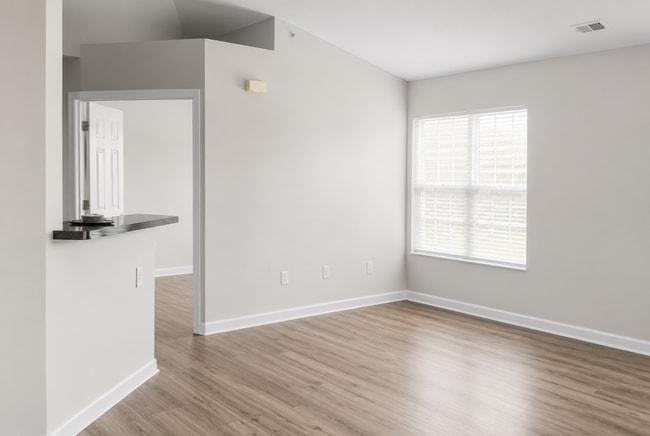 Photo - MAINEVILLE - Open concept 2 bed 2 bath condo