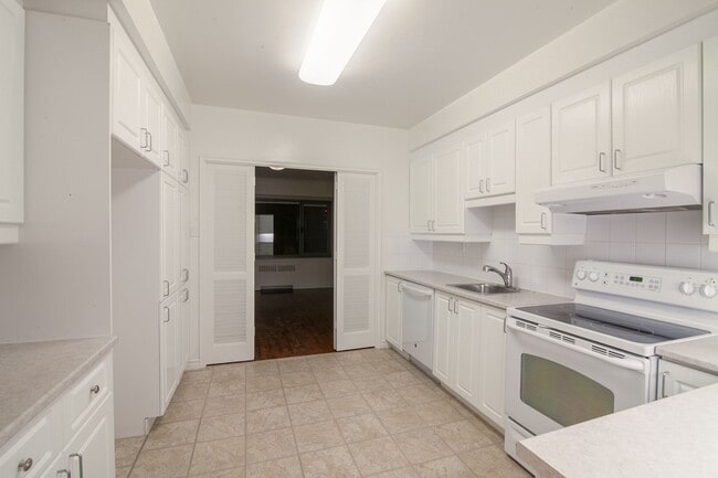 Building Photo - 3495 Rue de la Montagne Unit 603